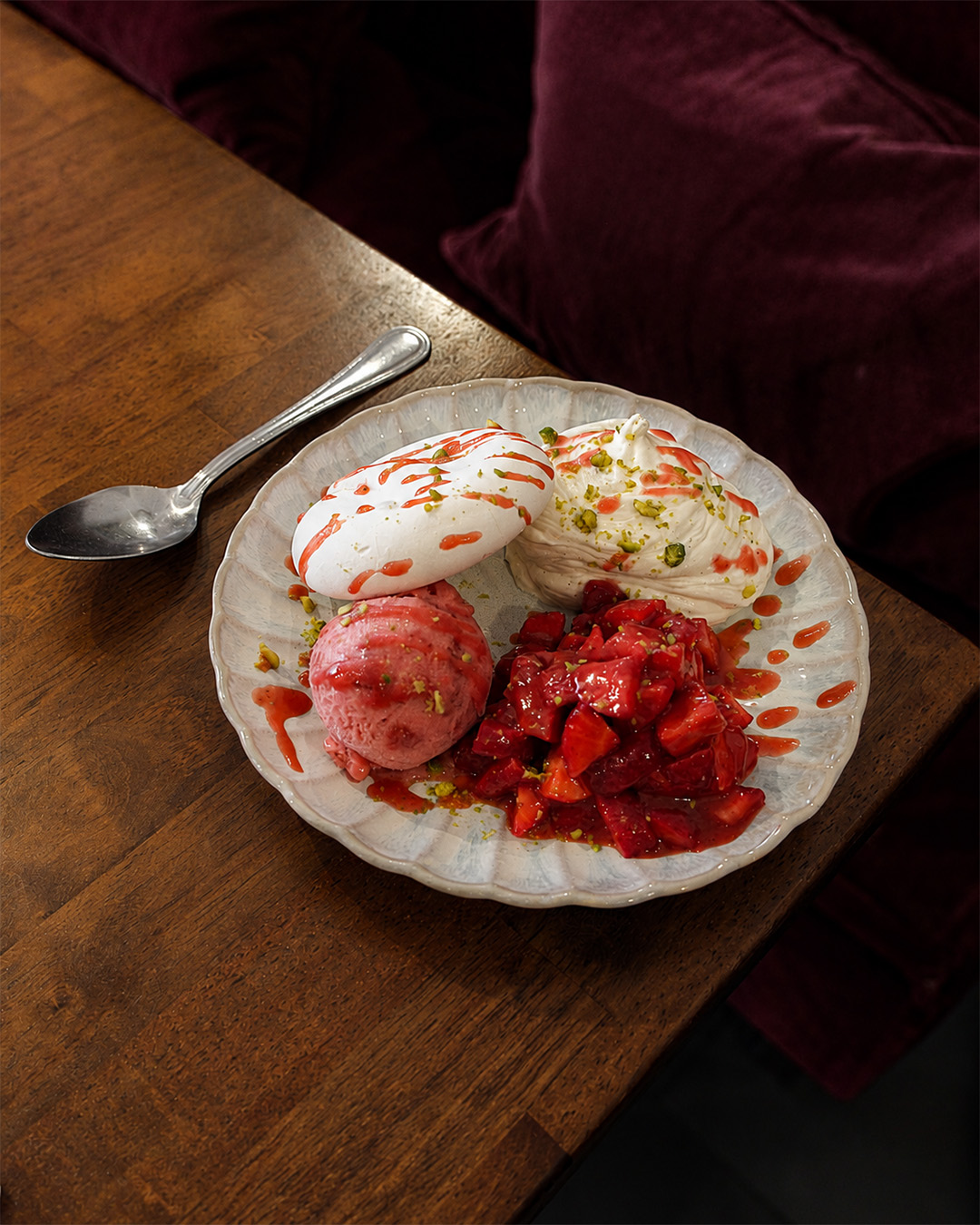 Meringue, glace fraise et fraises fra&icirc;ches au coulis