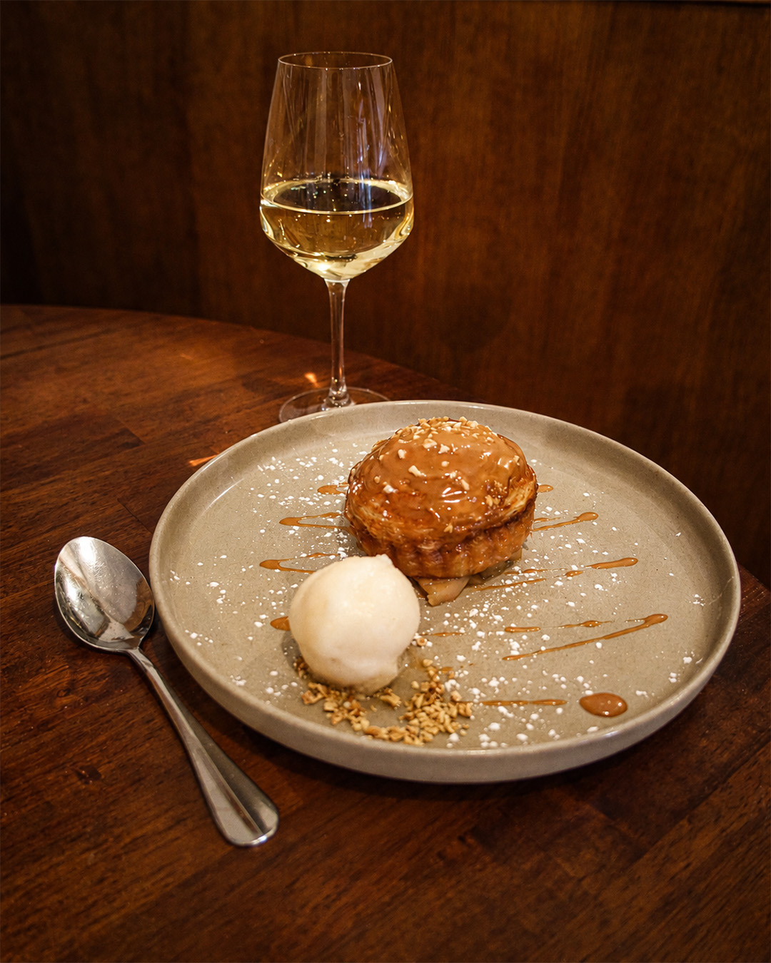 Tarte fine caram&eacute;lis&eacute;e, sorbet et vin blanc