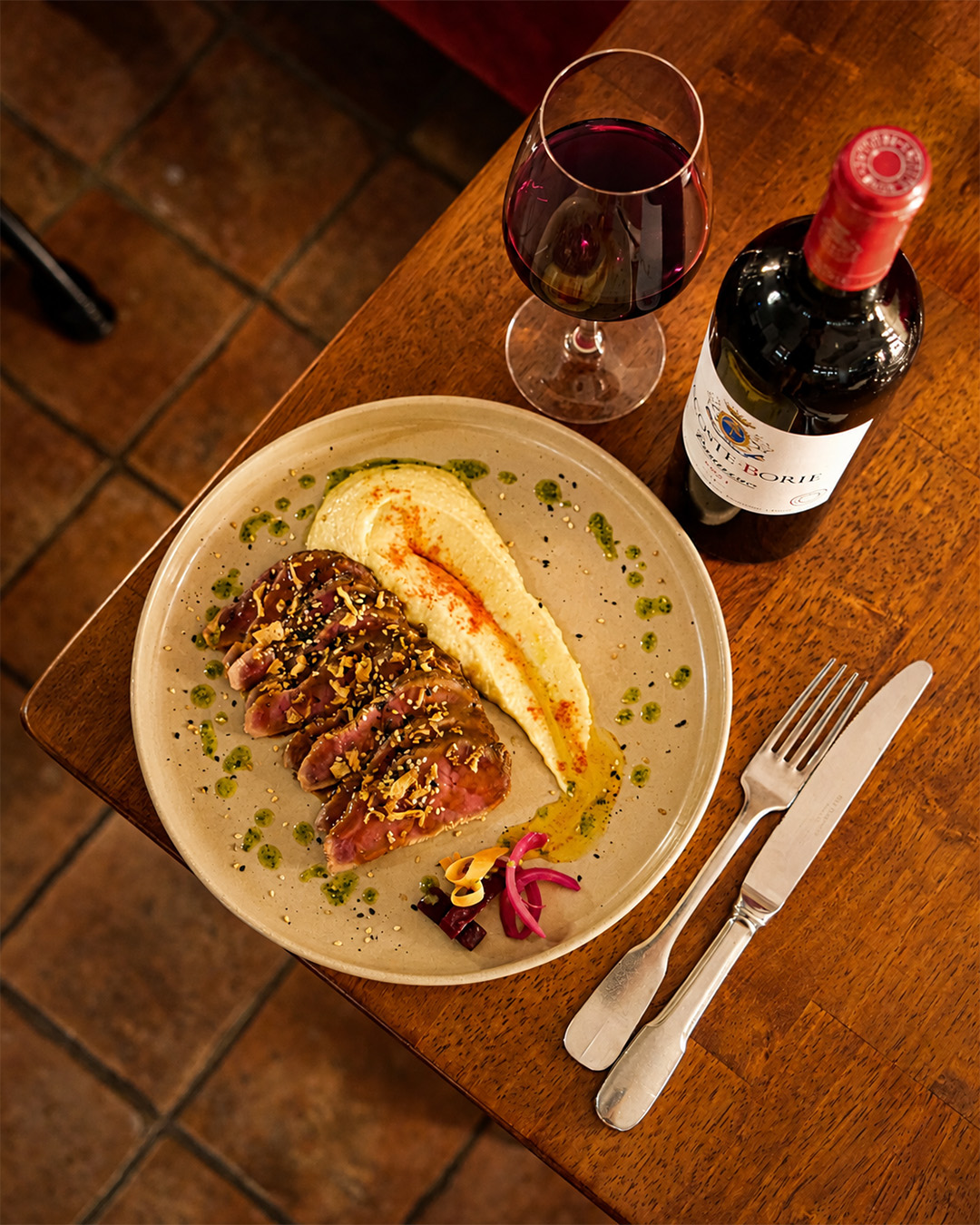 Magret tranch&eacute;, pur&eacute;e maison et vin rouge