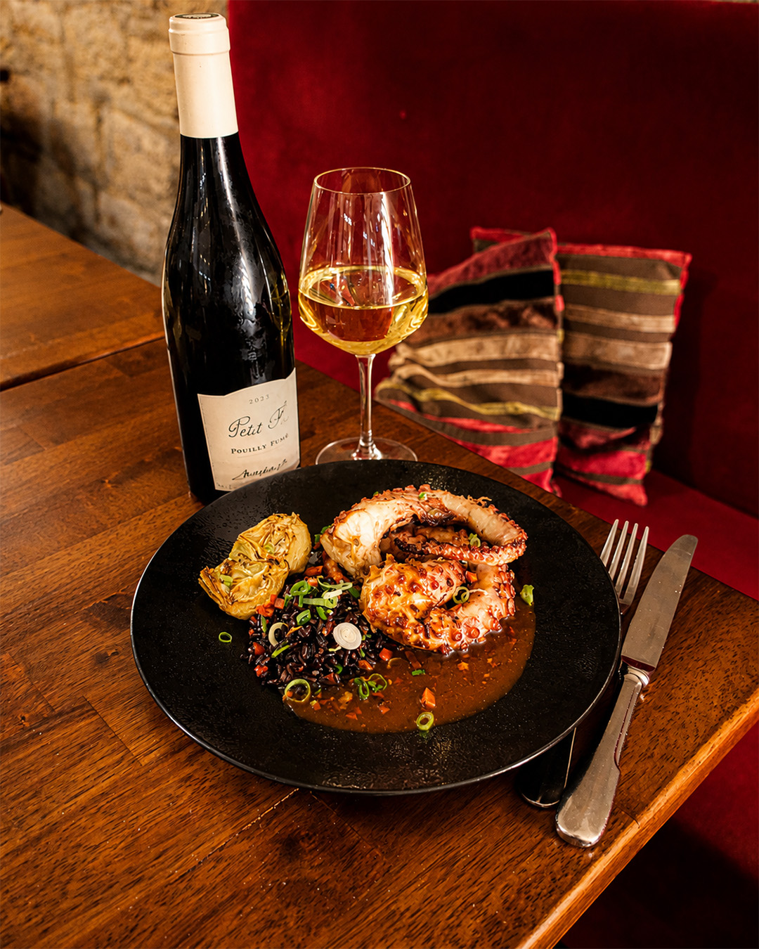 Poulpe grill&eacute;, riz noir et vin blanc