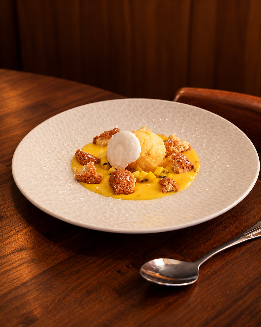 Sorbet, meringue et dés de mangue sur une crème passion
