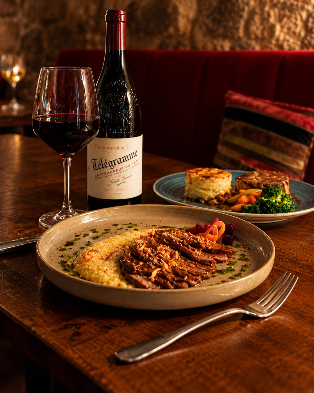 Vin rouge et assiette de cuisine de saison au Reminet